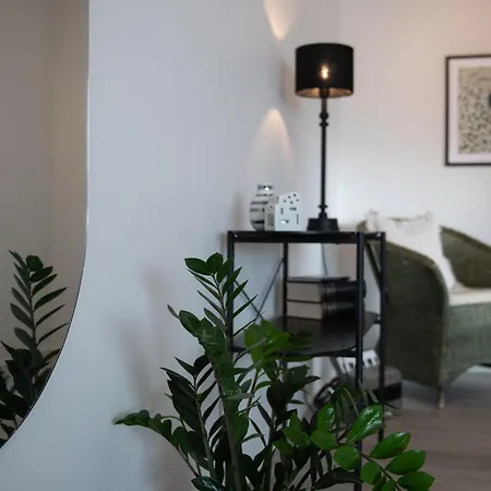 Apartment Lovely Modern 1-bedroom Apartment, Free Parking *